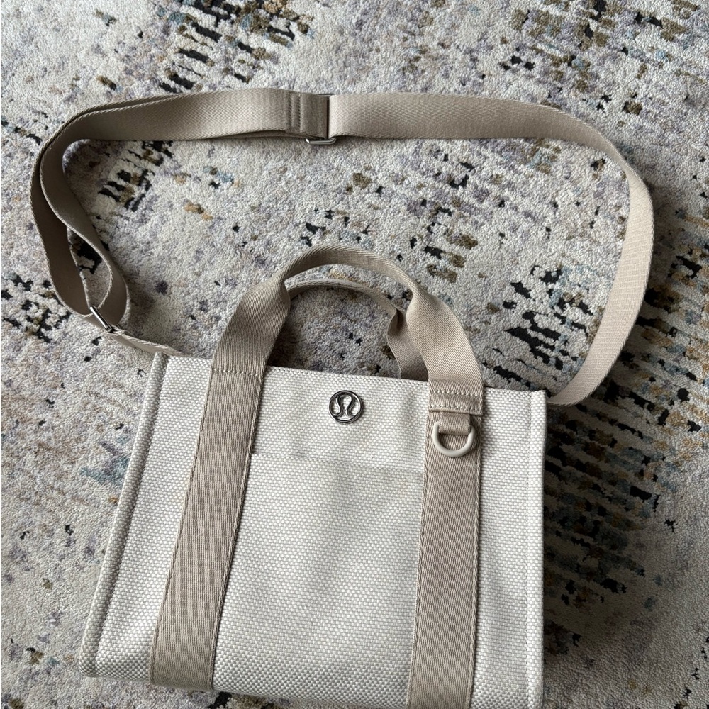 Lululemon Athletica Two-Tone Canvas Mini Tote Bag 4.5L
Mojave Tan / Light ivory